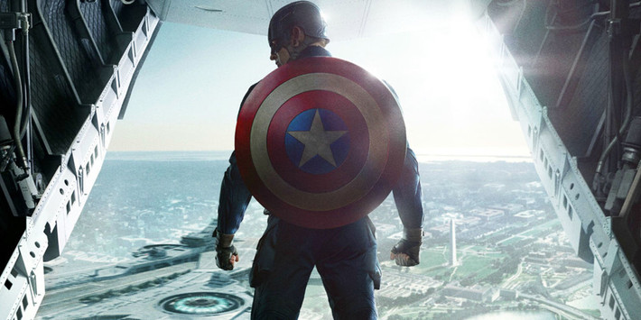 3. Khiên của Captain America : Vũ khí của Đại úy Mỹ Steve Rogers được làm từ kim loại quý Vibranium. Chiếc khiên mạnh mẽ đến mức có thể hứng chịu một cú đánh dữ dội bằng búa thần Mjolnir của Thần Sấm Thor.