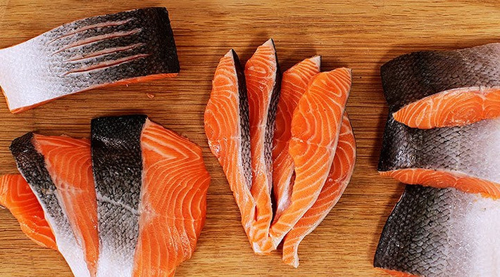 Cá hồi: Cách tốt nhất để bổ sung omega-3 trong chế độ ăn uống của bạn là thông qua cá hồi. Rất nhiều nghiên cứu đã cho thấy những người thiếu omega 3 và omega 6 dễ bị lo lắng và trầm cảm hơn những người có lượng axit béo bình thường trong cơ thể. Cá hồi giàu axit béo Omega 3 giúp nâng cao tâm trạng và giữ cho não khỏe mạnh trong một thời gian dài.