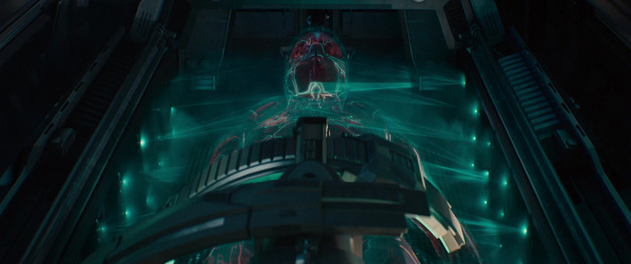 9. The Cradle: Xuất hiện trong Avengers: Age Of Ultron, The Cradle của nhà khoa học Hàn Quốc Helen Cho có khả năng tái tạo các mô cơ thể con người. Ultron đã lợi dụng quyền trượng của Loki bắt buộc Helen Cho tạo ra một cơ thể hoàn hảo cho mình. Sau đó, nhóm siêu anh hùng dùng chính thiết bị này để tạo nên Vision.