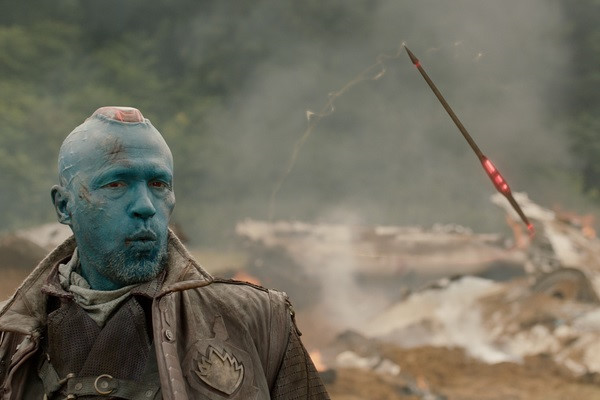 10. Mũi tên Yaka: Khi bị bao vây trong Guardians of the Galaxy, Yondu điều khiển mũi tên Yaka bằng tiếng huýt sáo và hạ gục 20 tên chiến binh Sakaara trong chớp mắt. Mũi tên lợi hại này cũng khẳng định quyền lực hủy diệt trong Guardians of the Galaxy Vol.2.