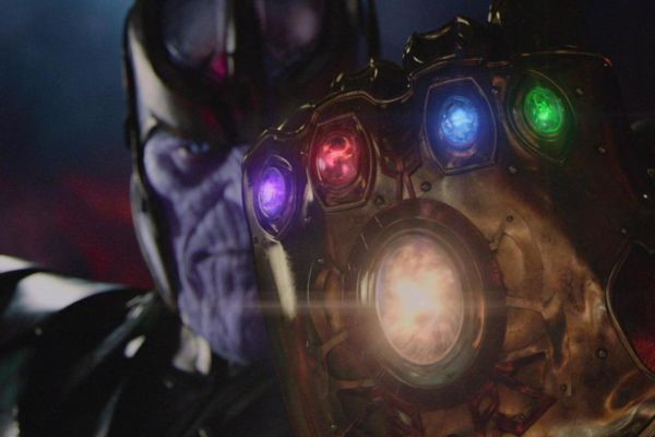 1. Đá Vô Cực: Trong Vũ trụ Điện ảnh Marvel, có tổng cộng 6 viên Đá Vô Cực bao gồm Không gian, Thời gian, Linh hồn, Tâm trí, Thực tại và Sức mạnh. Chúng có những sức mạnh thần kỳ, như giúp di chuyển tức thời, du hành vượt thời gian, phá hủy cả hành tinh... Để hoàn thành thứ vũ khí hủy diệt Găng tay Vô Cực và thâu tóm toàn vũ trụ, siêu ác nhân Thanos (Josh Brolin) phải tìm đủ sáu viên Đá Vô Cực.