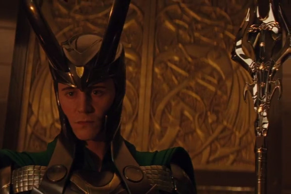 2. Giáo Gungnir : Đây là ngọn giáo thần của thần Odin, vua xứ Asgard, có khả năng bắn năng lượng cực mạnh. Người sử dụng có thể dùng ngọn giáo để triệu hồi robot hủy diệt The Destroyer. Thần Odin cũng dùng giáo Gungnir để thu thập năng lượng tối, giúp đưa Thor đến Trái đất dù cầu Bifrost đã bị phá hủy.