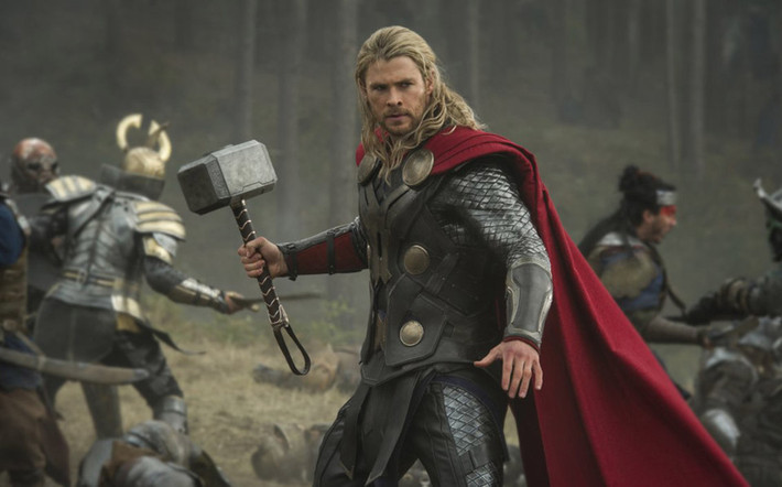 4. Búa thần Mjolnir: Búa thần giúp Thor bắn tia sét và bay với tốc độ chóng mặt. Nhờ thần chú của thần Odin, chỉ có những siêu anh hùng xứng đáng mới có thể nâng được chiếc búa.