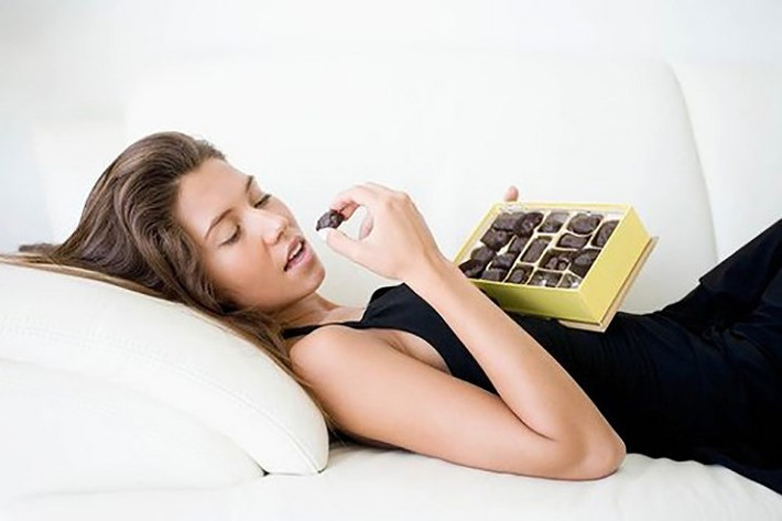 Sôcôla đen có thể cải thiện chức năng nhận thức, nó có thể ngăn ngừa Alzheimer và chứng sa sút trí tuệ. Ngoài ra, nó cũng có thể làm tăng tâm trạng của bạn chỉ trong vài phút. Sôcôla đen làm chậm quá trình sản sinh hoóc môn căng thẳng, nhờ đó, mức độ lo lắng tự động giảm xuống.