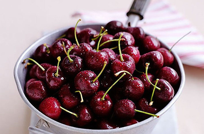 Quả cherry có chứa rất nhiều chất chống oxy hoá, chúng cung cấp melatonin tự nhiên và serotonin, các hợp chất hạn chế căng thẳng và cho phép bạn ngủ dễ hơn.