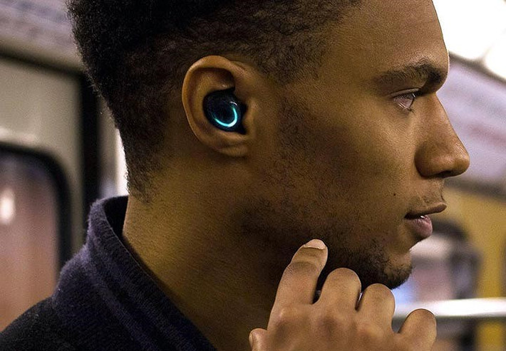 Tai nghe bluetooth không dây The Dash cung cấp trải nghiệm nghe được trang bị cảm biến tốc độ, đo nhịp tim, khoảng cách di chuyển và lượng calo sử dụng, cũng như giao diện cảm ứng trực quan.