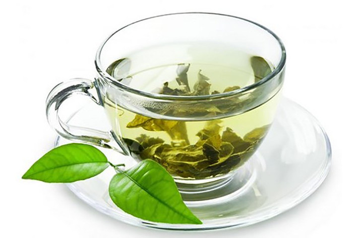 Trà xanh giống như quả mọng cũng rất giàu chất chống oxy hoá, axit amin và L-theanine, những chất này có thể làm giảm căng thẳng, lo lắng và cải thiện tâm trạng. Ngoài ra, L-theanine tìm thấy trong trà xanh cũng có thể làm tăng sự tập trung, trí nhớ cũng như sự tỉnh táo tinh thần.