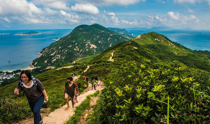 Đi bộ: Hong Kong có các cung đường mòn đẹp, du khách có thể chọn để đi bộ ngắm cảnh thiên nhiên. MacLehose Trail là một trong những con đường đi bộ tốt nhất thế giới, Nếu du lịch tới Hong Kong vào thời điểm có thời tiết mát mẻ, bạn có thể đi bộ dọc các cung đường mòn này để ngắm cảnh rừng, núi và biển. Ảnh: chinatouradvisors