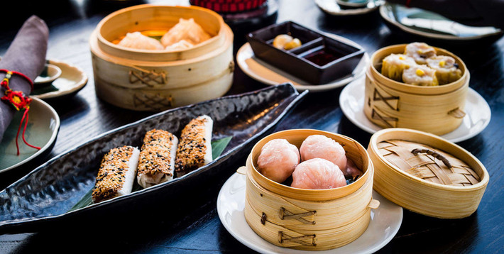 Thưởng thức ẩm thực: Dimsum, thịt lợn kho chua ngọt, mì hoành thánh,... là những món ăn nổi tiếng ở Hong Kong. Thành phố có nhiều nhà hàng, quán ăn đường phố, các món ăn địa phương rất ngon. Nếu bạn muốn thưởng thức được những món ngon nhất, có thể tham gia chương trình tour "Hong kong Foodie Tasting". Các chuyên gia ẩm thực sẽ giới thiệu những món ăn được yêu thích nhất để du khách trải nghiệm như một người dân địa phương. Ảnh: Justgola.