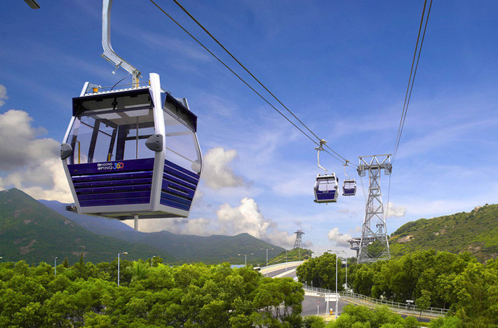 Đi cáp treo Ngong Ping 360: Đây là tuyến cáp treo dài hơn 6 km, đưa du khách thăm tượng Phật bên cạnh tu viện Po Lin. Khi ngồi trong cabin cáp treo, bạn sẽ được ngắm cảnh tuyệt đẹp, nhìn ra sân bay quốc tế Hong Kong, biển, các thung lũng và vùng nông thôn xung quanh. Ảnh: Regal Hotels International