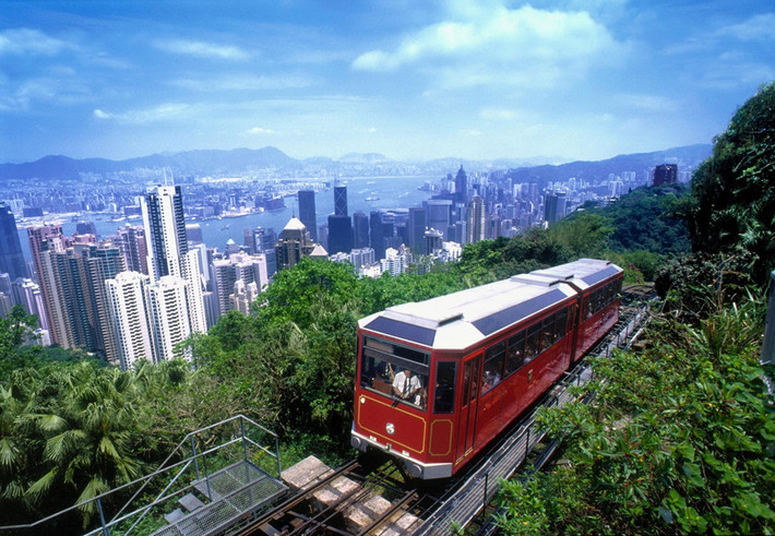 Ngắm cảnh Hong Kong từ đỉnh núi The Peak: The Peak là địa điểm được nhiều du khách lựa chọn khi đến Hong Kong. Địa điểm này cao hơn mực nước biển 550 m. Đây là nơi cao nhất trên đảo Hong Kong, du khách có thể ngắm toàn cảnh thành phố. Để lên địa điểm này, bạn có thể chọn cách đi bằng Peak Tram, một trong những tuyến đường sắt leo núi đẹp nhất thế giới. Ảnh: SCMP.