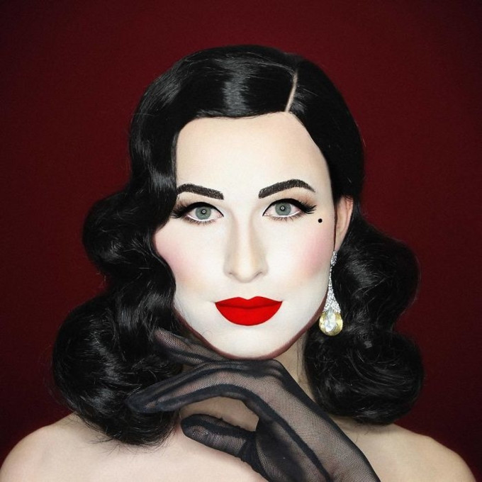 Elliot đã thật sự biến thành Dita Von Teese - nữ vũ công thoát y, người mẫu, nhà tạo mẫu thời trang, nhà văn và diễn viên nổi tiếng của Mỹ.