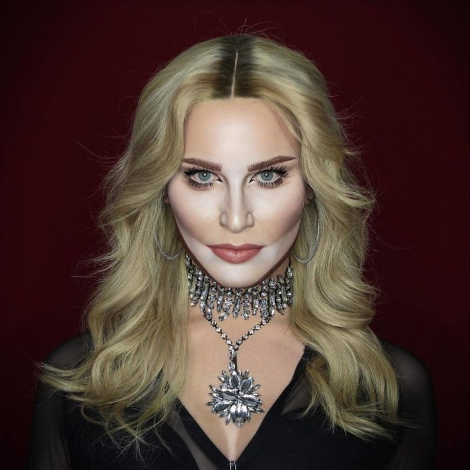 Elliot biến thành một nữ hoàng nhạc Pop Madonna vô cùng ma mị và cuốn hút.