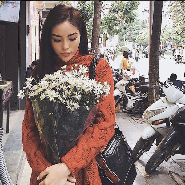Hoa hậu Việt Nam 2014 luôn mang item này theo mỗi khi xuống phố, cô khéo léo mix cùng áo len tông màu nóng ấn tượng.