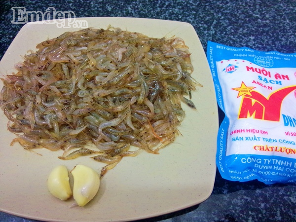 Nguyên liệu làm hạt nêm từ tôm đồng gồm: - Tôm đồng: 300 gr - Muối tinh: 2 thìa cà phê - Tỏi: 2 nhánh