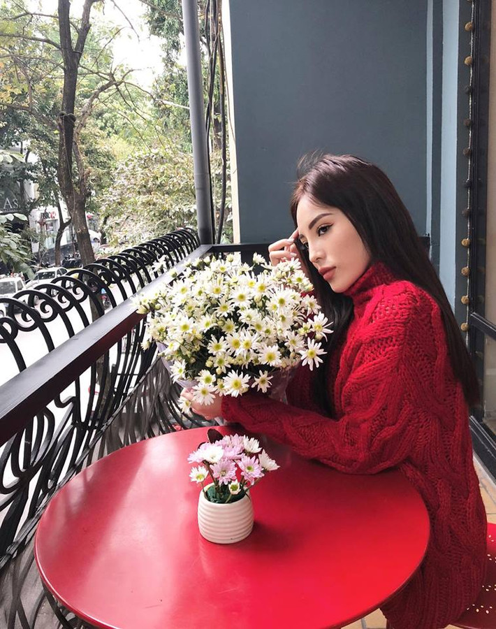 Diện áo len thôi mà Kỳ Duyên đã xinh xắn như thế này rồi, mái tóc dài đen nhánh được cô để tự nhiên càng làm tôn vinh vẻ đẹp ngọt ngào.