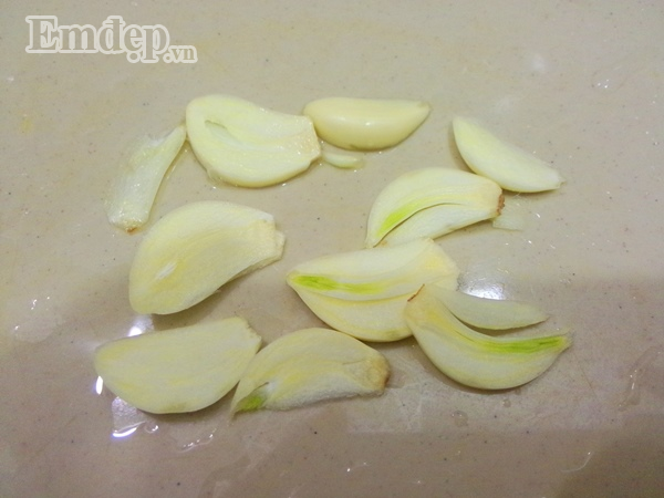Bước 3: Tỏi thái lát.