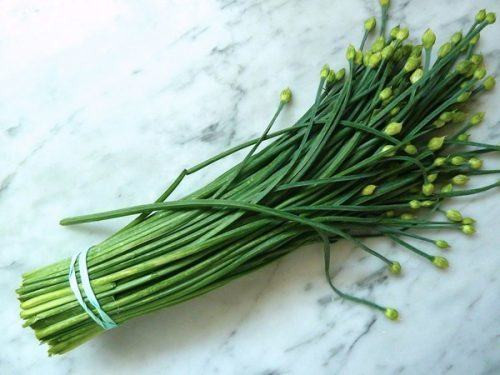 Rau hẹ rửa sạch xắt nhỏ chưng với đường phèn vừa đủ ngọt, uống nước ăn bã chữa chứng ho do nhiễm lạnh rất hay. Ảnh: Internet