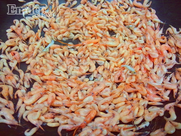 Bước 4: Chọn một chảo rộng, cho tôm vào rang. Trong quá trình rang có thể muối sẽ bị cháy, các bạn nên đổ tôm ra rửa chảo lại cho sạch rồi rang tiếp (hoặc các bạn có thể dùng lò nướng để nướng tôm cho giòn)