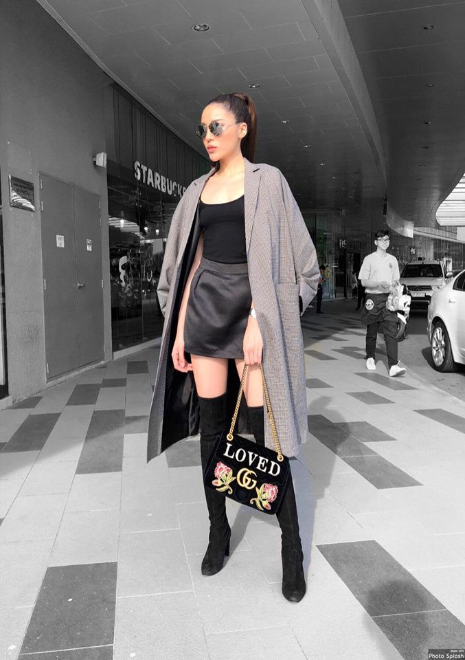 Kỳ Duyên là nàng Hoa hậu mê diện chân váy mini nhất trong dàn HLV The Look 2017, người đẹp 9X biết cách khai thác đôi chân dài và nuột nà của mình mỗi lúc. Hoa hậu Kỳ Duyên khéo léo khoác lên áo choàng dáng dài sang chảnh đồng điệu cùng boots da lộn.