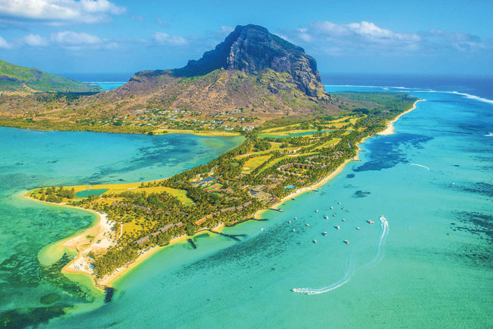 8. Mauritius. Là đảo quốc nằm ở phía Tây Nam Ấn Độ Dương, cách đảo Madagascar khoảng 900 km về hướng Đông. Với nền văn hóa đa dạng cùng khung cảnh thiên nhiên thơ mộng nhưng không kém phần hùng vĩ, nơi đây xứng đáng là một trong 10 điểm đến hấp dẫn nhất thế giới. Mauritius còn nổi tiếng vì là nơi duy nhất có chim dodo sinh sống.