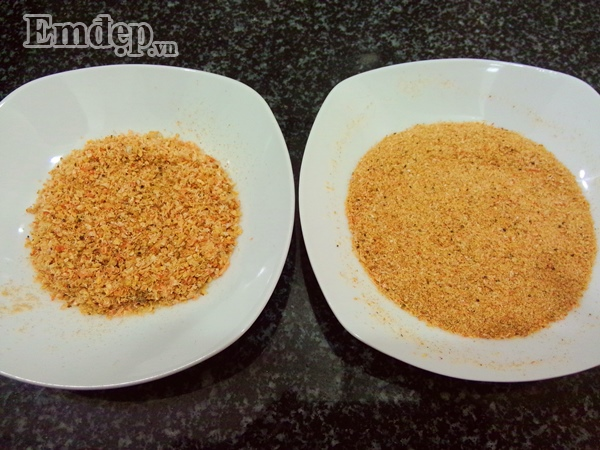 Bước 7: Các bạn dùng rây để lọc những phần to, sau đó lấy phần còn to cho vào máy xay tiếp cho nhỏ rồi trộn đều lại với nhau là xong.