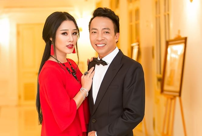 Tuy nhiên từ năm ngoái, cô chính thức theo đuổi con đường nghệ thuật với MV 'Mẹ tôi' và album đầu tay 'Tình nồng'. Chính Việt Hoàn là người động viên tinh thần để vợ trở thành ca sĩ.