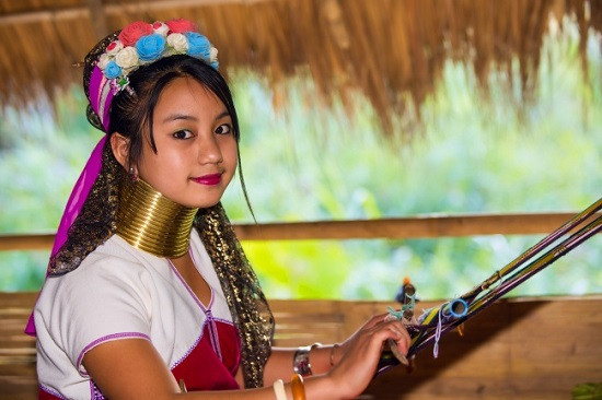 5. Cổ dài, Burma Nếu như ở Việt Nam, người phụ nữ “cổ cao 3 ngấn” là chuẩn đẹp thì một vùng ở miền Đông Burma được gọi là “quốc gia của những cô gái hươu cao cổ”. Bởi lẽ phụ nữ ở đây thường đeo nhiều chiếc vòng để kéo dài cổ. Họ tin rằng, cổ càng dài, càng xinh đẹp. Theo truyền thuyết, những chiếc vòng bảo vệ người dân khỏi hổ dữ