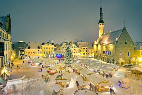 Tallin, Estonia: Trong mùa đông, Tallin giống như một vùng đất cổ tích thực sự, đặc biệt vào những ngày cuối năm, với khu chợ Giáng sinh ở quảng trường trung tâm. Tại khu chợ, bao quanh cây thông khổng lồ giữa quảng trường là những gian hàng nhộn nhịp và rực rỡ ánh đèn, bày bán nhiều món đồ trang trí Giáng sinh và các sản phẩm thủ công dân gian. Bên cạnh đó, khu chợ còn nổi bật với sân khấu chính có hàng trăm ca sĩ và vũ công trình diễn cùng hương thơm của bánh gừng và rượu lan tỏa khắp nơi. Ảnh: Europeanbestdestinations.