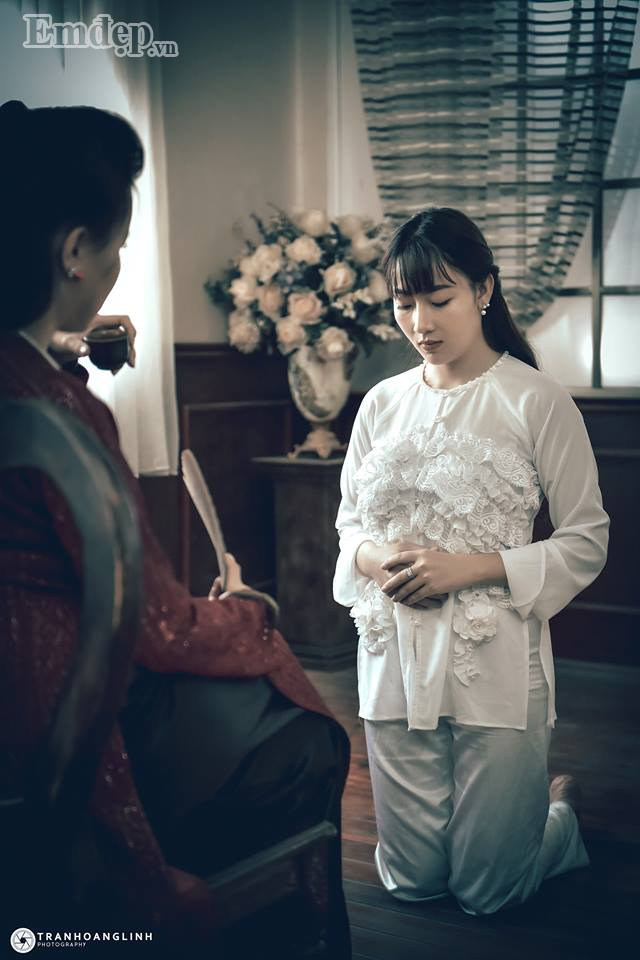 Cụ thể, Trần Hoàng Linh chia sẻ: “Bộ ảnh cover phim "Mẹ chồng", chụp trong 1 ngày vội vã không ai kịp chuẩn bị gì về nội dung. Phim trường cũng hạn chế góc chụp nên khó bám sát với kịch bản phim. Các bác cứ gạch đá cho mình mau lớn, không chê gì mẫu là được”.