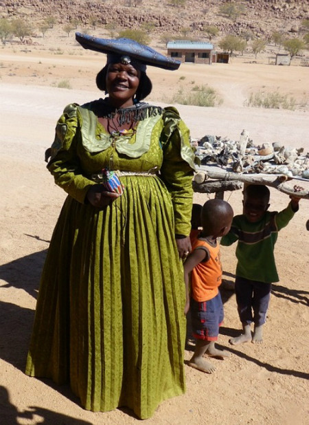 2. Béo phì – Mauritania Chắc chắn chị em phụ nữ sẽ rất thích tới đây sinh sống vì họ có thể “ăn cả thế giới” mà không phải lo về cân nặng. Bởi phụ nữ Mauritania không được coi là quyến rũ nếu họ không có lớp mỡ thừa thật dày ở vùng bụng. Để đạt được hình thể "chuẩn", các cô gái ở đây phải đối mặt với việc bị ép ăn thật nhiều, nhất là khi đến tuổi cưới xin. Vì truyền thống này mà nhiều cô gái mắc bệnh về đường tiêu hóa.