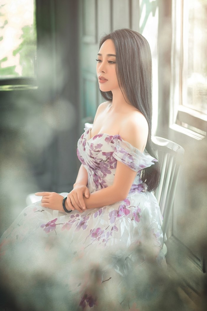Vợ ca sĩ Việt Hoàn khiến nhiều người bất ngờ khi tự tin mặc trang phục sexy, khoe da thịt trước ống kính. Ít người biết, cô đã là bà mẹ 3 con. Hiện tại, vợ chồng cô hài lòng vì đã có 3 nàng công chúa đáng yêu. Khi kết hôn với NSƯT Việt Hoàn, Hoa Trần trở thành hậu phương hỗ trợ cho ông xã phát triển sự nghiệp ca hát.