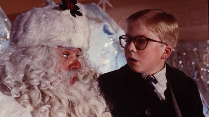 A Christmas Story (1983): Chuyện phim lấy bối cảnh tại Indiana vào thập niên 1940, khi cậu bé Ralphie Parker mong muốn có được khẩu súng Red Ryder BB làm quà trong đêm Giáng sinh. Cậu bé đã quyết định lên đường phiêu lưu để tìm được món quà yêu thích của mình. Từ đó Parker ngộ ra được những giản dị và ý nghĩa của cuộc sống. Nhờ không khí vui nhộn, ấm áp và hài hước nên A Christmas Story luôn được xếp vào hàng những bộ phim Giáng Sinh được yêu thích nhất mọi thời đại.