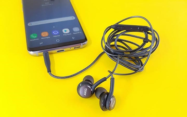Hiện nay nhiều nhà sản xuất đã gỡ bỏ jack cắm của điện thoại thông minh. Tất nhiên người dùng hy vọng rằng Samsung sẽ không làm điều đó với sản phẩm của mình, nhất là với S9./.
