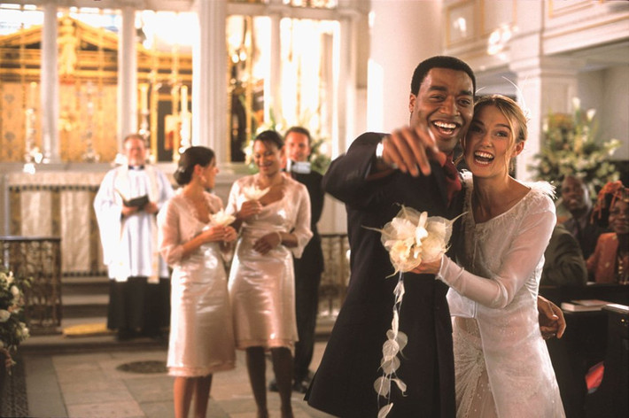 Love Actually (2003): Phim quy tụ dàn diễn viên hạng A và là một trong những bộ phim tình cảm được yêu thích nhất trong dịp Giáng sinh. Tác phẩm điện ảnh đến từ đạo diễn Richard Curtis hàm chứa nhiều thông điệp ý nghĩa trong đêm Noel, đề cao việc mỗi con người đều được bao bọc bởi tình yêu. Bộ phim giống như bức tranh được lắp ghép từ 8 câu chuyện tình cảm khác nhau, trong đó mỗi câu chuyện mang một sắc thái. Ai cũng có những rắc rối của riêng mình, nhưng trong đêm Giáng sinh, họ đều được sưởi ấm bởi tình yêu một cách trực tiếp hoặc gián tiếp.