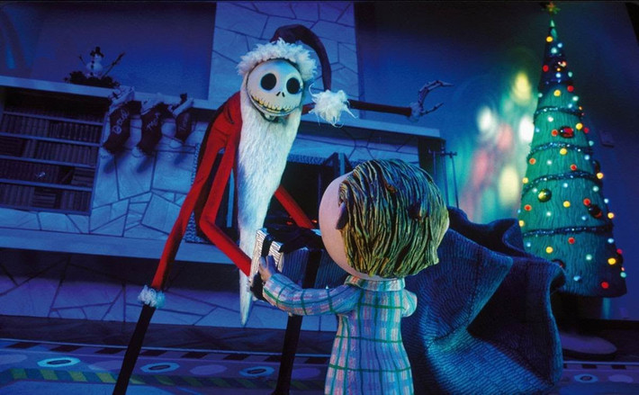 The Nightmare Before Christmas (1993): Bộ phim hoạt hình stop-motion kinh điển do đạo diễn Henry Selick thực hiện dựa trên kịch bản của Tim Burton. Phim xoay quanh Jack Skellington, cư dân ở thị trấn Halloween bất ngờ được đặt chân tới thị trấn Giáng sinh. Ám ảnh bởi đêm Noel, Jack Kellington quyết định tạo ra một lễ Giáng sinh tại thị trấn ma quái của cậu. Bị đánh giá là quá “đen tối” đối với trẻ em, nhưng The Nightmare Before Christmas vẫn được nhiều thế hệ khán giả yêu thích trong suốt 20 năm qua, nhờ tính sáng tạo trong câu chuyện. Đây cũng là tác phẩm stop-motion đầu tiên được biến thành định dạng 3D và từng phát hành thường niên trong dịp Giáng sinh từ năm 2006 tới 2009.