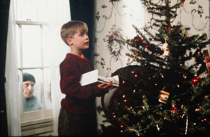 Home Alone (1990): Ở nhà một mình là một món ăn tinh thần không thể thiếu trẻ em trên toàn thế giới trong mỗi dịp Giáng Sinh. Bộ phim thường xuyên xuất hiện trên sóng truyền hình tại nhiều quốc gia mỗi khi tháng 12 đến. Phim xoay quanh cậu bé 8 tuổi Kevin McAllister (Macaulay Culkin thủ vai) bị gia đình bỏ quên ở nhà khi đi nghỉ lễ. Ở nhà một mình, cậu bé nghĩ ra đủ trò quậy phá và một mình chống lại hai tên trộm ngốc nghếch Harry và Marv. Suốt 24 năm qua, Home Alone luôn mang đến những tràng cười không dứt cho khán giả vào mỗi mùa Giáng Sinh.