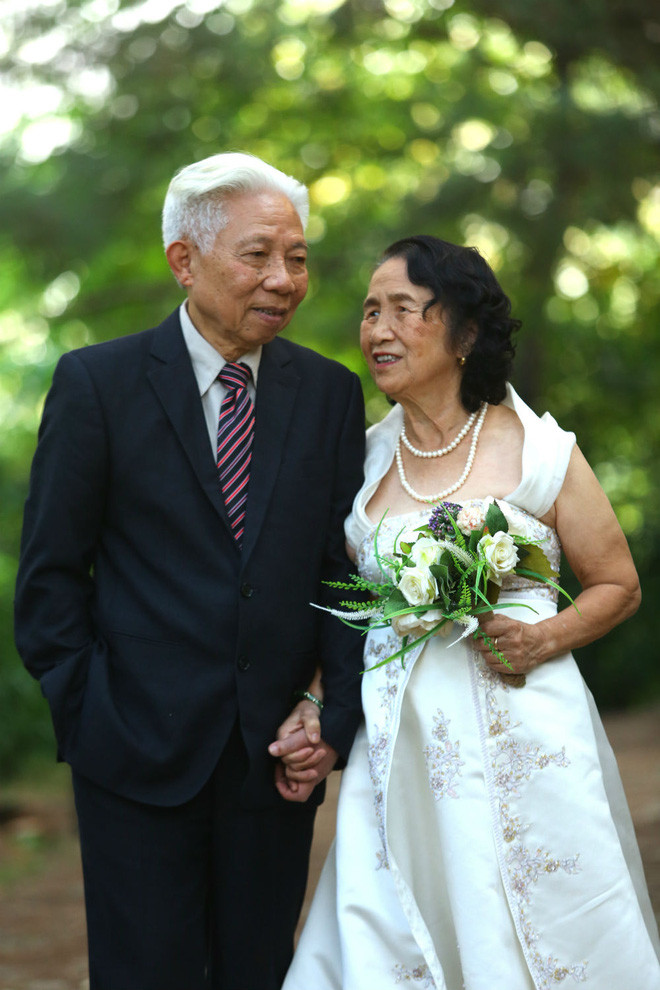 Chú rể Nguyễn Anh Vũ (SN 1983) cho biết những bức hình đầm ấm trên được chụp trong 1 buổi đi chụp ảnh cưới của 2 vợ chồng anh vào thứ 6 tuần trước. Khác với những buổi chụp hình cưới chỉ có một mình cô dâu chú rể, lại phải đầu tư nhiều về tiền bạc và thời gian như các cặp đôi khác, vợ chồng anh chọn một buổi chụp hình ý nghĩa với sự tham gia của bố mẹ 2 bên và ông bà đi cùng.