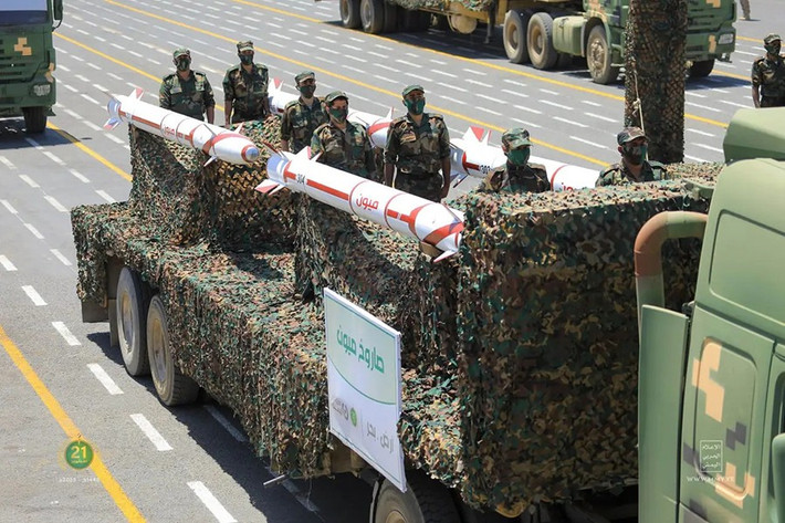 Đáng chú ý là Houthi tuyên bố rằng phần lớn kho tên lửa cũng như UAV được phát triển nội địa, bất chấp những cáo buộc có sự tham gia Iran.