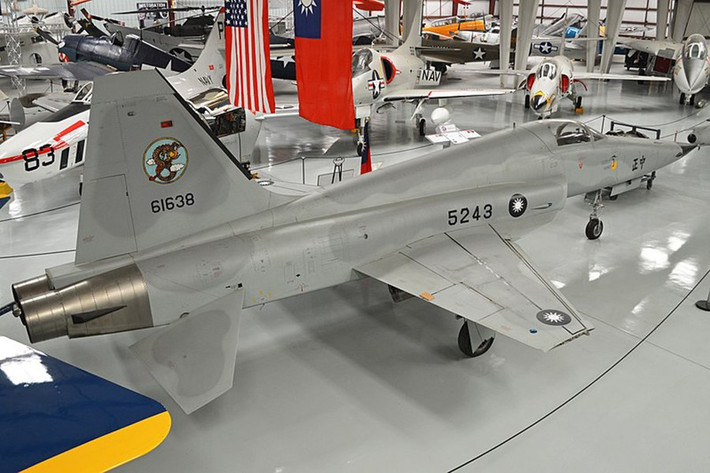 Tạp chí National Interest lưu ý rằng một chiếc F-5 vẫn có thể hạ gục một chiếc F-35 nếu nó có thể phục kích ở cự ly gần, mặc dù khả năng đến đủ gần dường như là không thể.