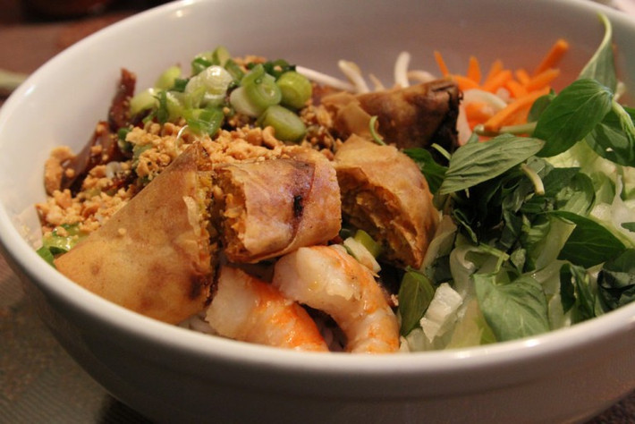 Bún chả giò: Có nhiều món bún ở Việt Nam. Bữa sáng của bạn đã sẵn sàng với bát bún nóng hổi ăn kèm với thịt lợn béo ngậy, chả giò, rau sống và nước sốt. Ảnh: Culture Trip.