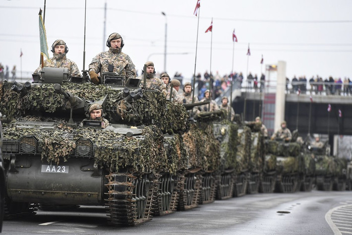 Trong biên chế của Quân đội Latvia hiện tại đang sử dụng rất nhiều loại thiết giáp do Anh và Đức sản xuất. Tuy nhiên đáng tiếc là Latvia không sở hữu xe tăng chủ lực. Nguồn ảnh: Livejournal.