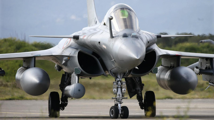 Truyền thống Ấn Độ cho biết, chiến đấu cơ Su-30MKI phiên bản mà Nga từng bán cho Ấn Độ với số lượng lớn thua kém về mọi mặt so với tiêm kích Rafale của Pháp. Đầu tiên là về tầm bay, nói một cách ngắn gọn thì tầm bay của Rafale gấp đôi tiêm kích Nga. Nguồn ảnh: Pinterest.