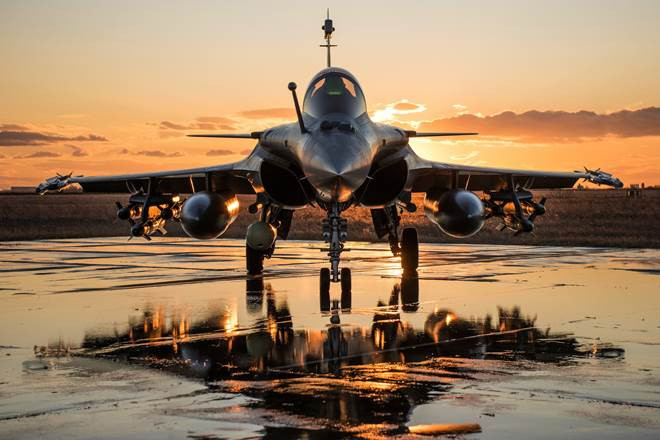 Về hệ thống radar, Su-30MKI cũng thua toàn diện khi được trang bị radar có tầm quét xa nhưng lại là radar mảng pha quét thụ động. Trong khi đó dù có tầm ngắn hơn nhưng Rafale lại sử dụng radar quét mảng pha chủ động. Nguồn ảnh: Pinterest.