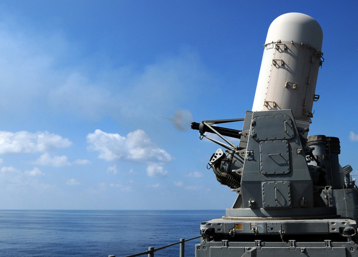 MK-15 Phalanx lần đầu tiên được biên chế trên tàu sân bay USS Coral Sea vào năm 1978. Từ đó đến nay hệ thống MK-15 Phalanx đã trở thành loại vũ khí tiêu chuẩn trên hầu hết các loại chiến hạm của Mỹ.