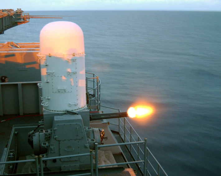 Pháo được kết nối với một radar điều khiển hỏa lực băng sóng Ku để theo dõi các mục tiêu đang tiếp cận.