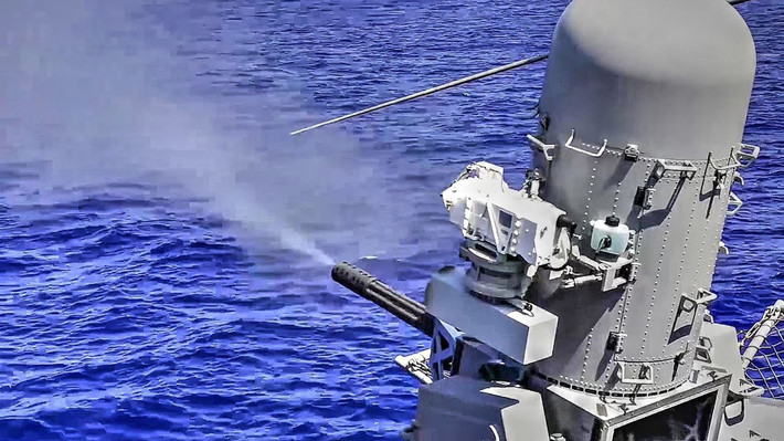 Không như AK-630 của Nga, khi khai hỏa, tổ hợp pháo cao tốc MK-15 Phalanx với 6 nòng cỡ 20mm không tạo ra quá nhiều chớp lửa.