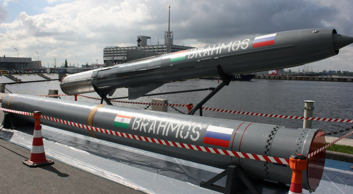 Việc tên lửa hành trình siêu âm BrahMos có khả năng triển khai từ trên đất liền, trên không và trên biển cũng mở ra tương lai xuất khẩu cực kỳ rộng khi mà loại tên lửa này có khả năng cung cấp hoả lực cho gần như mọi lực lượng trong biên chế quân đội. Nguồn ảnh: Pinterest.