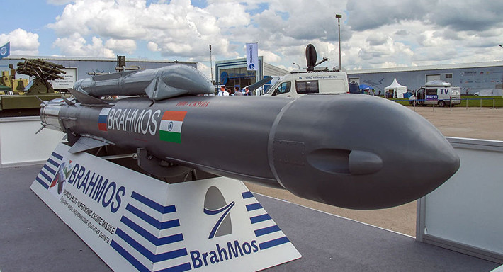 Ngoài ra, BrahMos cũng có phiên bản phóng từ tàu ngầm và có thể triển khai được từ ống phóng ngư lôi tiêu chuẩn 533mm. Khi được hoàn thiện, loại tên lửa này hoàn toàn có thể sử dụng được trên các tàu ngầm Kilo của Việt nAM. Nguồn ảnh: Pinterest.