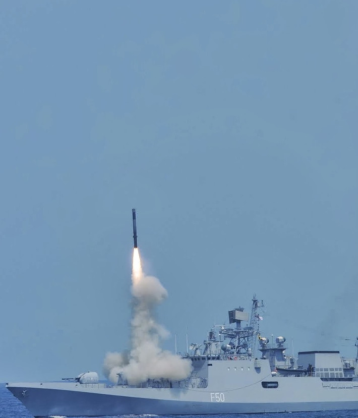 Ước tính, mỗi tên lửa BrahMos sẽ có giá 2,7 triệu USD. Loại tên lửa có đầu đạn nặng từ 200 tới 300 kg này có khả năng tiêu diệt một khinh hạm trọng tải lên tới 7000 tấn chỉ bằng một phát bắn duy nhất. Nguồn ảnh: Pinterest.